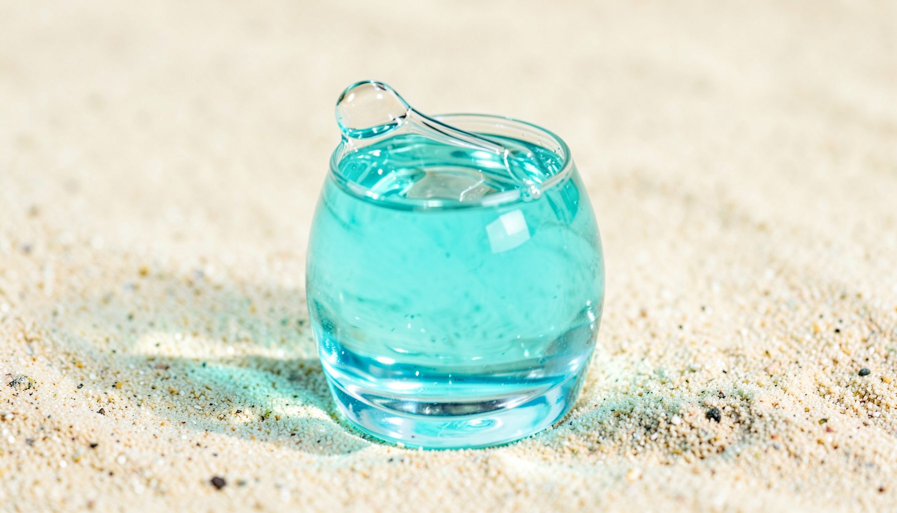 Eau cristalline sur un fond sableux, tons turquoise et beige, ambiance lumineuse