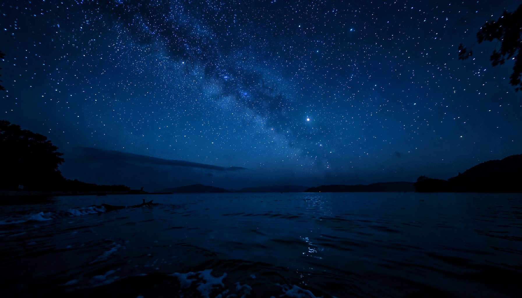 Pêche de nuit sous un ciel étoilé, tons bleu nuit et noir, ambiance mystérieuse